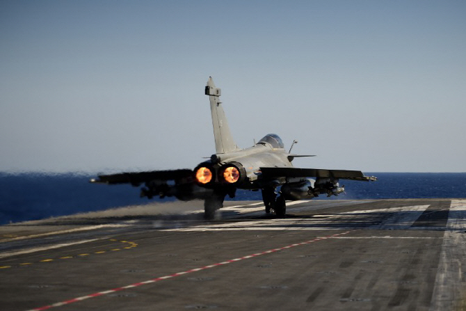  불 뿜으며 바다 위로 향하는 라팔 전투기                                                                                                                                                           