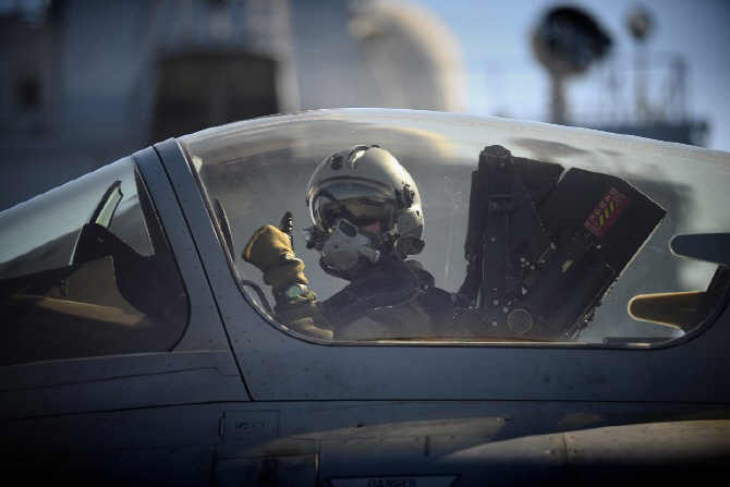 [포토] 프랑스 라팔 전투기 조종사의 `준비 완료`