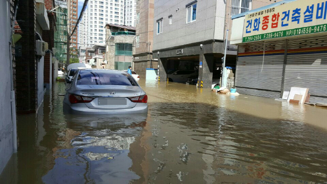 [포토]물에 잠긴 승용차