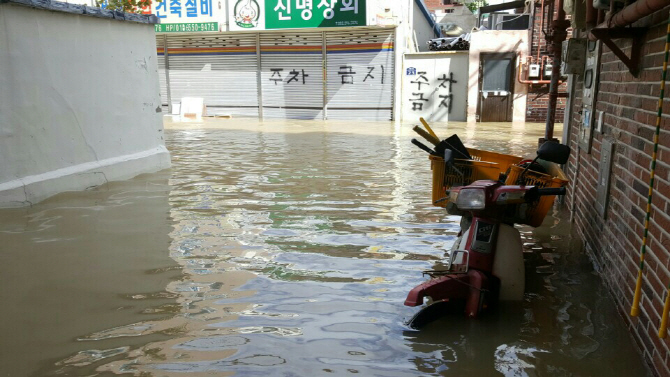 [포토]물에 잠긴 오토바이