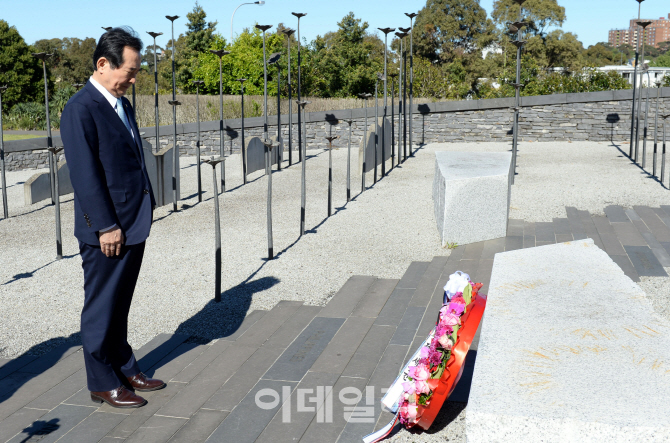 [포토] 정세균 의장, 호주 한국전 참전기념비 헌화 묵념