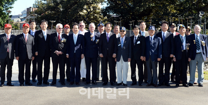 [포토] 정세균 국회의장, 호주 한국전 참전기념비 방문