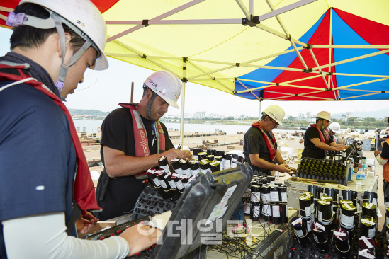 안전 위해..폭죽 전문가 100명이 100% 수작업하죠