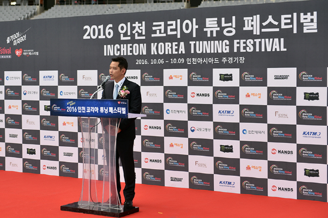 [포토] [튜닝 페스티벌] '튜닝 산업의 발전을 위해' 개회사를 하는 한국자동차튜닝협회 승현...