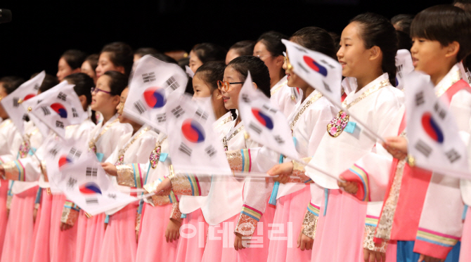 [포토]한복입고 태극기 든 어린이들