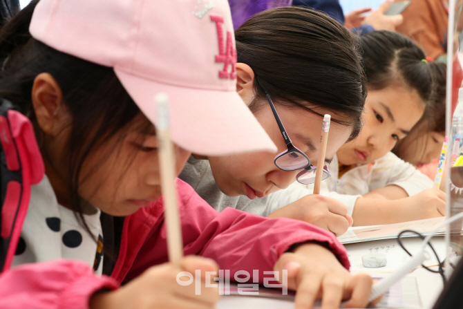 [포토]'손글씨 쓰는 어린이들'