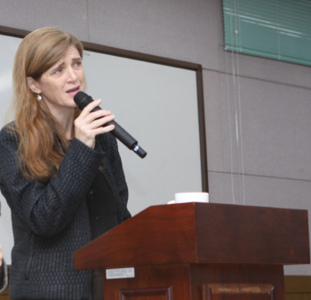 파워 美 대사 "北 정권 변화와 주민 인권 개선에 최선 다할것"