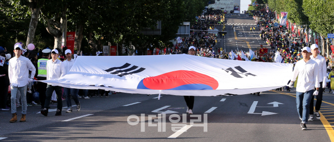 [포토]반포대로에 펄럭이는 태극기