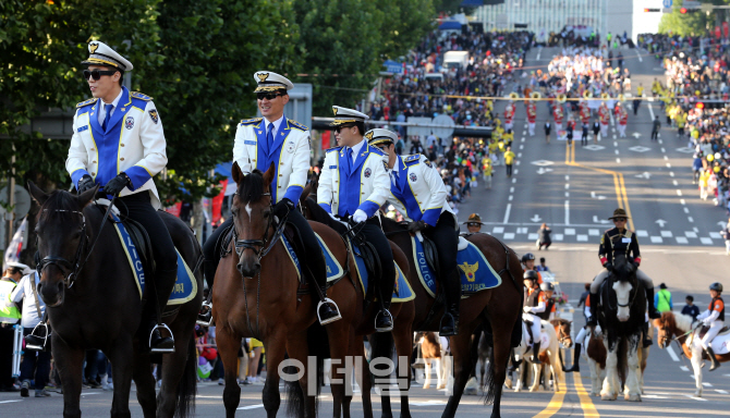 [포토]'2016 서리풀페스티벌-서초강산퍼레이드' 찾은 서울지방경찰청 기마대