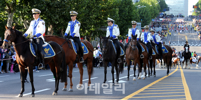 [포토]반포대로에 나타난 서울지방경찰청 기마대