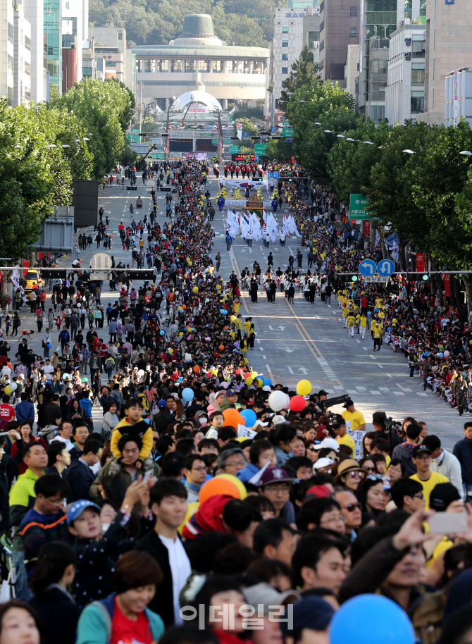 [포토]10차선 위에서 펼쳐지는 '2016 서리풀페스티벌-서초강산퍼레이드'