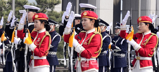 女軍 1만시대의 그늘…별 달기가 '하늘의 별따기'