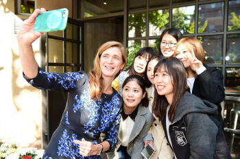 파워 美 대사 탈북자 잇따라 만나며 北 인권문제 제기