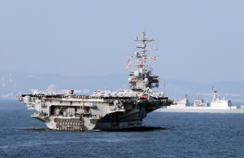 美 항공모함 한반도 출격…한·미 해군, '불굴의 의지' 훈련 실시