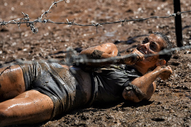 그리스서 `전투 장애물 달리기` 행사 개최…5km 돌파가 눈 앞에                                                                                                                                             