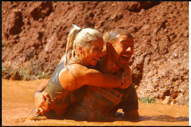 그리스 전투장애물달리기, `진흙 속에서 싹튼 사랑`                                                                                                                                                  