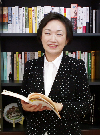 ① 한무경 회장 "여성, 군주의 카리스마 필요"