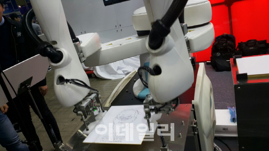 [르포]"1분만에 초상화 뚝딱"..별별 로봇 한자리에