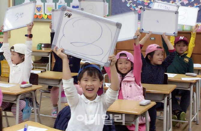 [포토] '초콜릿 독서 페스티벌' 해맑은 양진초교 어린이들