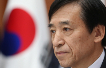 이주열 "공공서비스 가격 변동 예상 어려웠다"