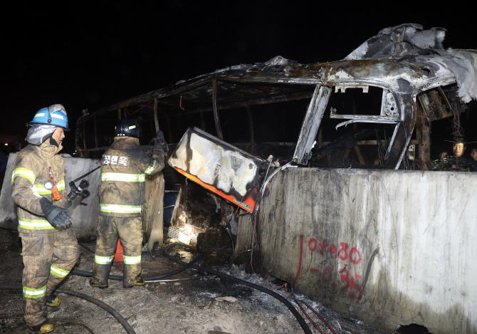 '10명 사망' 경부고속도로 버스 화재…"분리대에 출입문 막혀 피해 커"