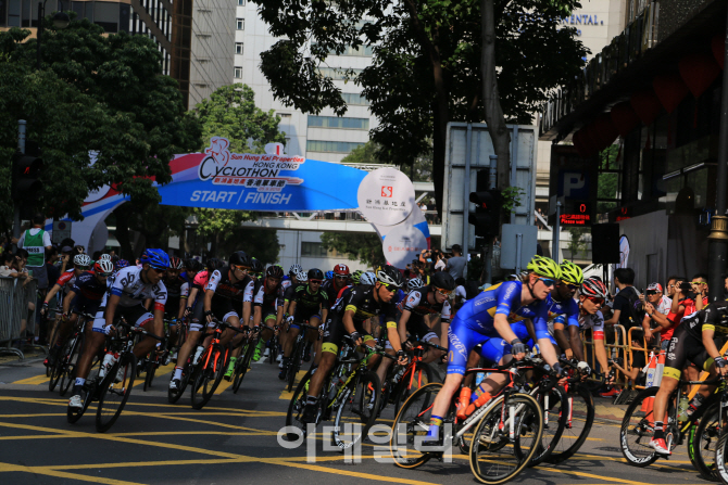 자전거 라이더 2000명 홍콩 도심을 질주하다