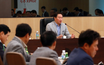 최태원 SK 회장 "관행 깨고 과감히 혁신"..기업문화 근간까지 개정