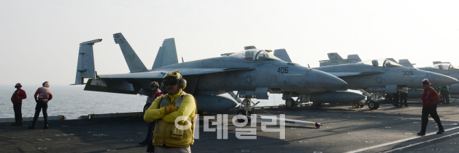 [포토] F-18 호넷 전투기, 항공모함 로널드레이건호에서 이륙준비