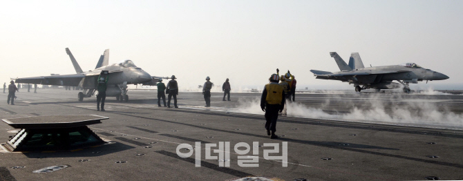 [포토] 이륙준비 F-18 호넷 전투기, 항공모함 로널드레이건호에서