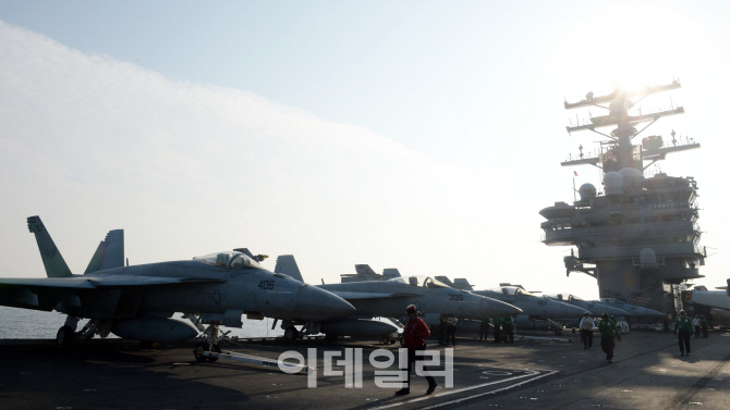 [포토] 이륙준비 바쁜 F-18 호넷 전투기, 항공모함 로널드레이건호에서