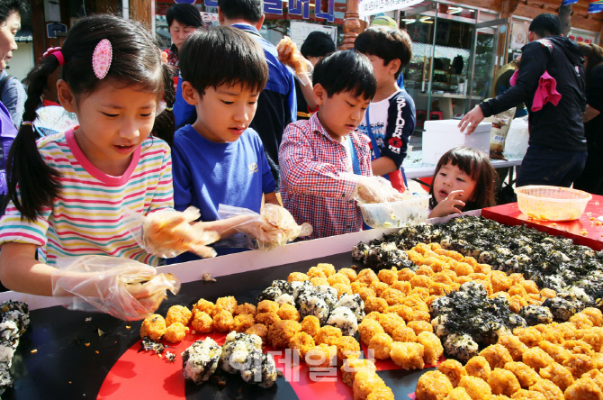 [포토]  순창 장류축제- 고추장 주먹밥 만들기