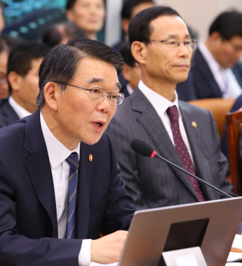국토부, 강남 재건축 과열에… ‘투기과열지구 지정 카드’ 만지작