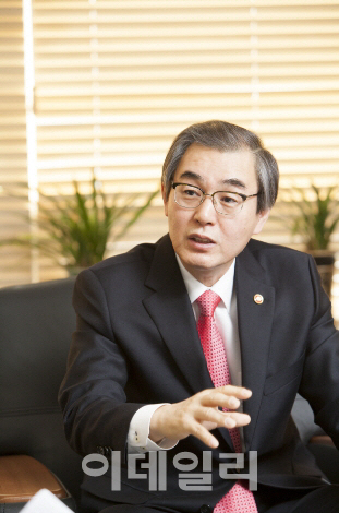 [국감]정재찬 "연예인 표준계약서, 연습생 적용 추진"