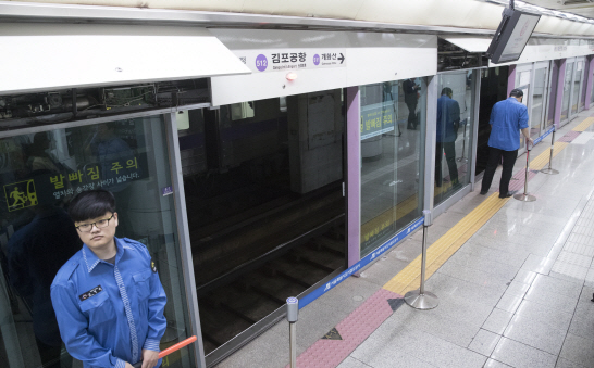 警, '김포공항역 스크린도어 사망사고' 기관사 참고인 조사