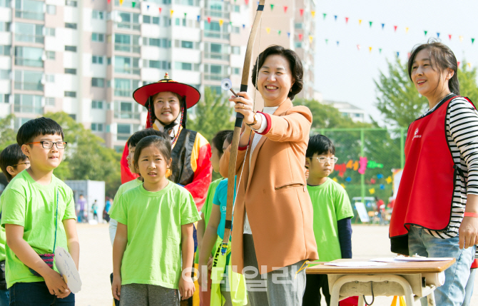 [포토] 활쏘는 김수영 양천구청장