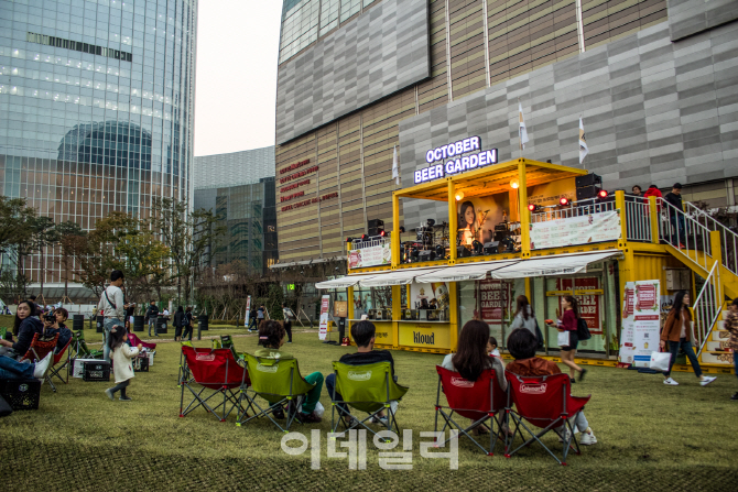 [포토]롯데월드몰, 오픈 2주년 기념 '옥토버 비어가든 페스티벌' 개최-1