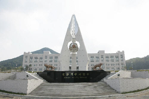 영관급 부대원의 성매매 알선…충격에 휩싸인 기무사