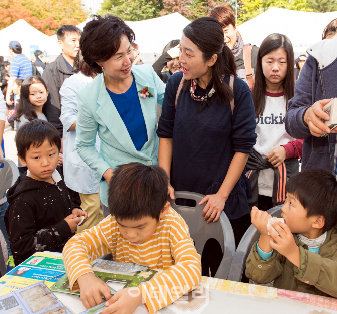 [포토] 양천구, 교육축제 한마당 - 부모님과 대화하는 양천구청장