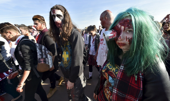 '좀비 워크' 행진하는 좀비들                                                                                                                                                             
