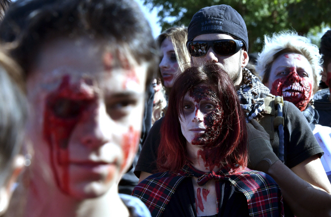 '좀비 워크' 피범벅 얼굴                                                                                                                                                                 
