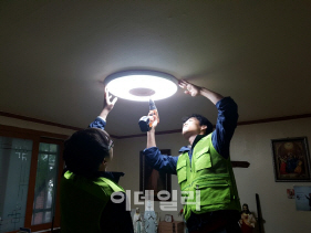 경기도시공사, 임대주택거주민에게 LED조명기구 교체 봉사활동