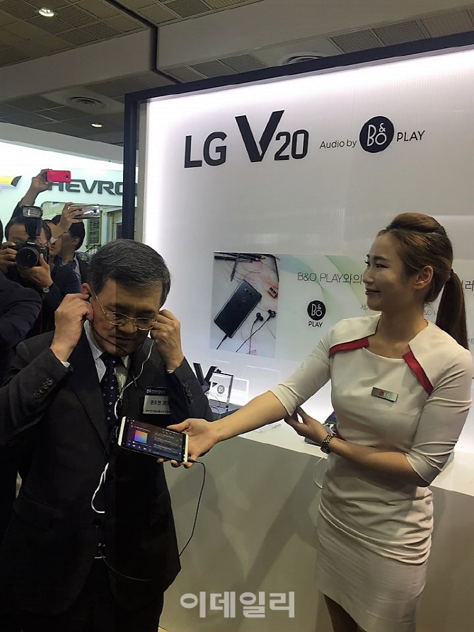 권오현 삼성전자 부회장, 'LG V20' 체험소감 물으니 "좋네~"