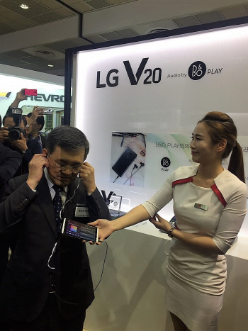 권오현 삼성전자 부회장, 'LG V20' 체험소감 물으니 "좋네~"