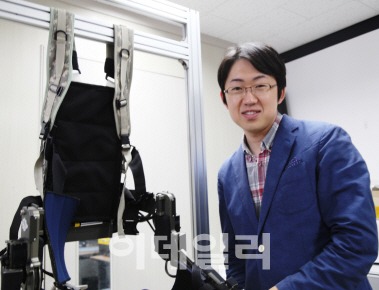 "로봇 입고 걸으니..근두운 탄 듯 전율"