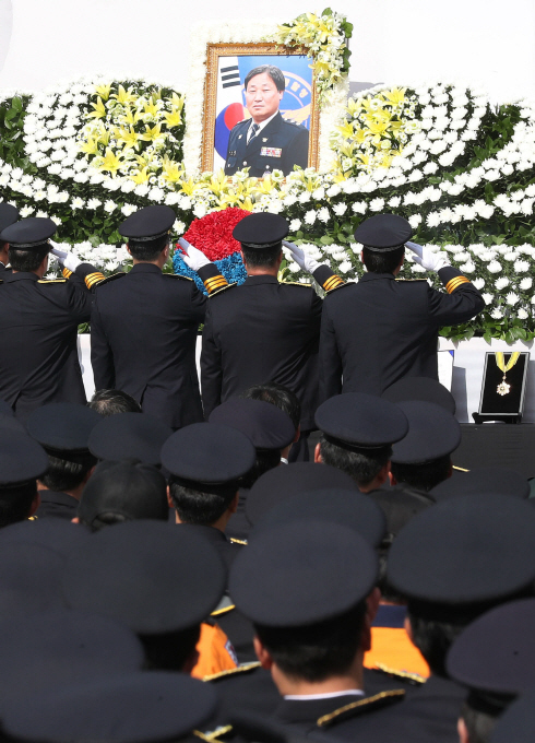 순직 특진한 김창호 경감…유족연금은 '경위'로 받는다