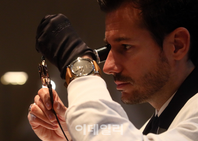 [포토]파네라이 워치메이커 아드리아노의 무브먼트 조립 시현