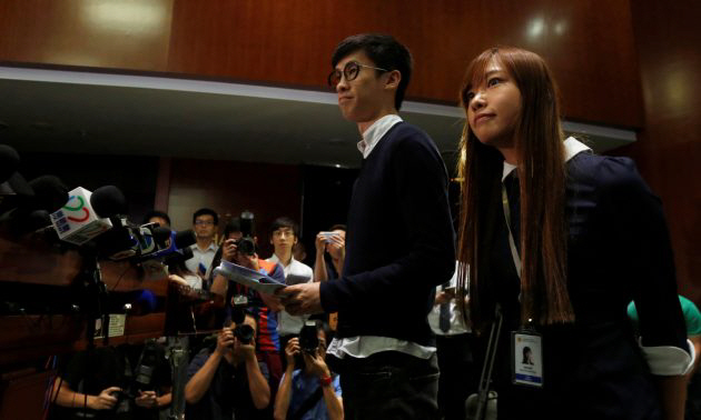 홍콩 입법회의원 3주째 파행… '친중이냐 자치냐' 극한대립