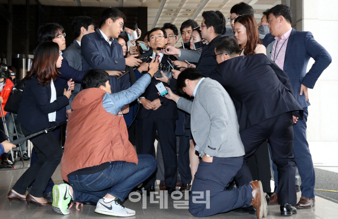 [포토]검찰에서 취재진에 둘러싸인 이승철 전경련 부회장