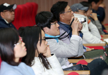 300여 명 청중들 '열공' 모드에 강연장 후끈