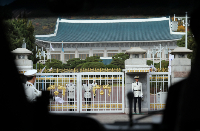 청와대 압수수색 제동..靑 자료제출 거부(상보)